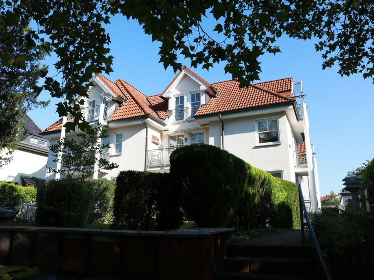 Individuelle, sonnige DG-Wohnung mit Dachterrasse und Balkone-Hausansicht