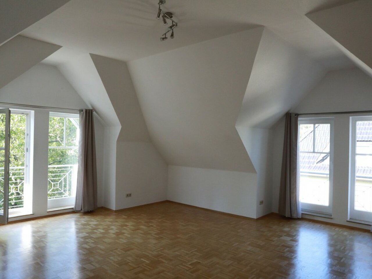 Individuelle, sonnige DG-Wohnung mit Dachterrasse und Balkone-Offener Wohnbereich