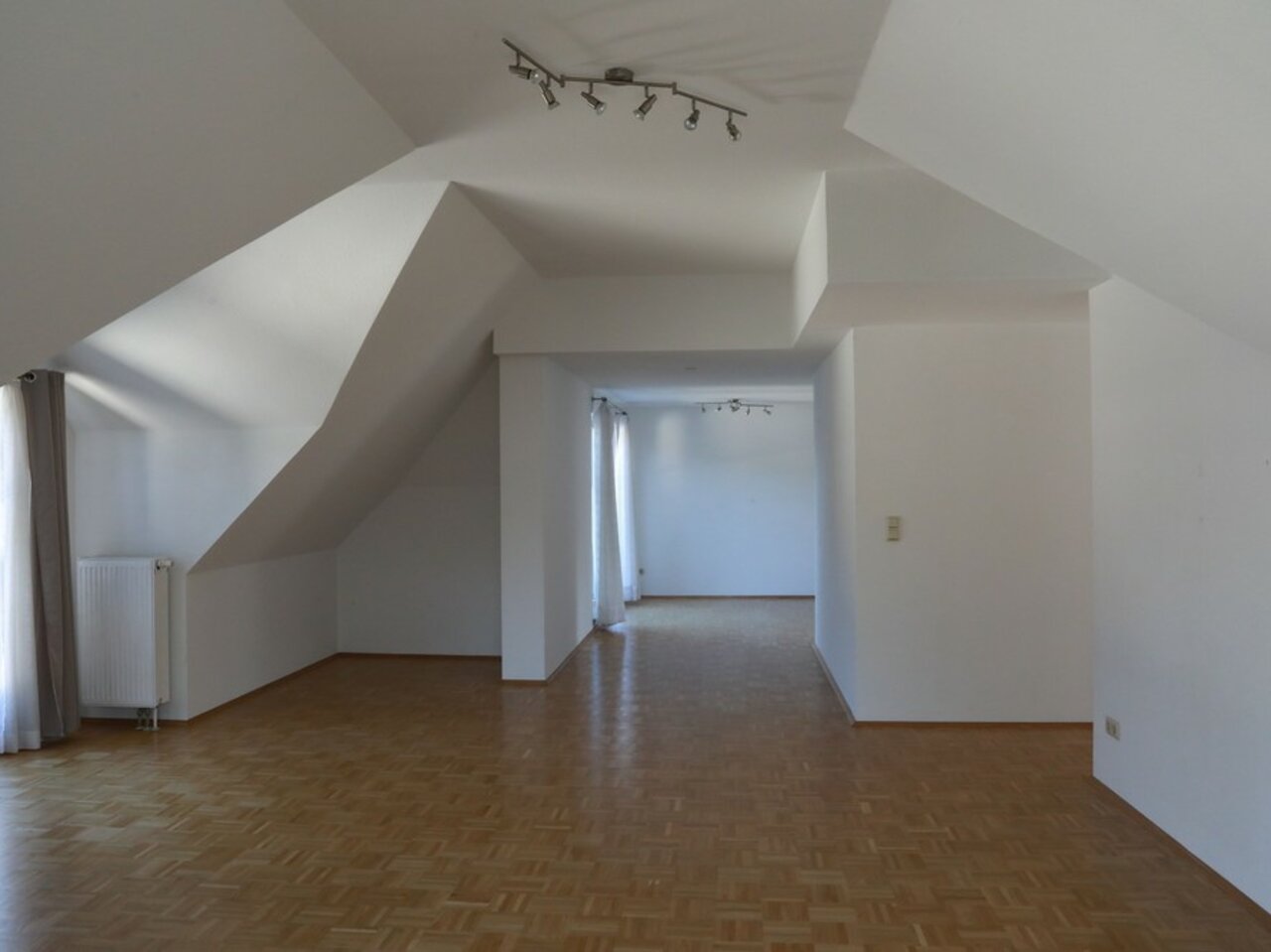 Individuelle, sonnige DG-Wohnung mit Dachterrasse und Balkone-Wohnbereich