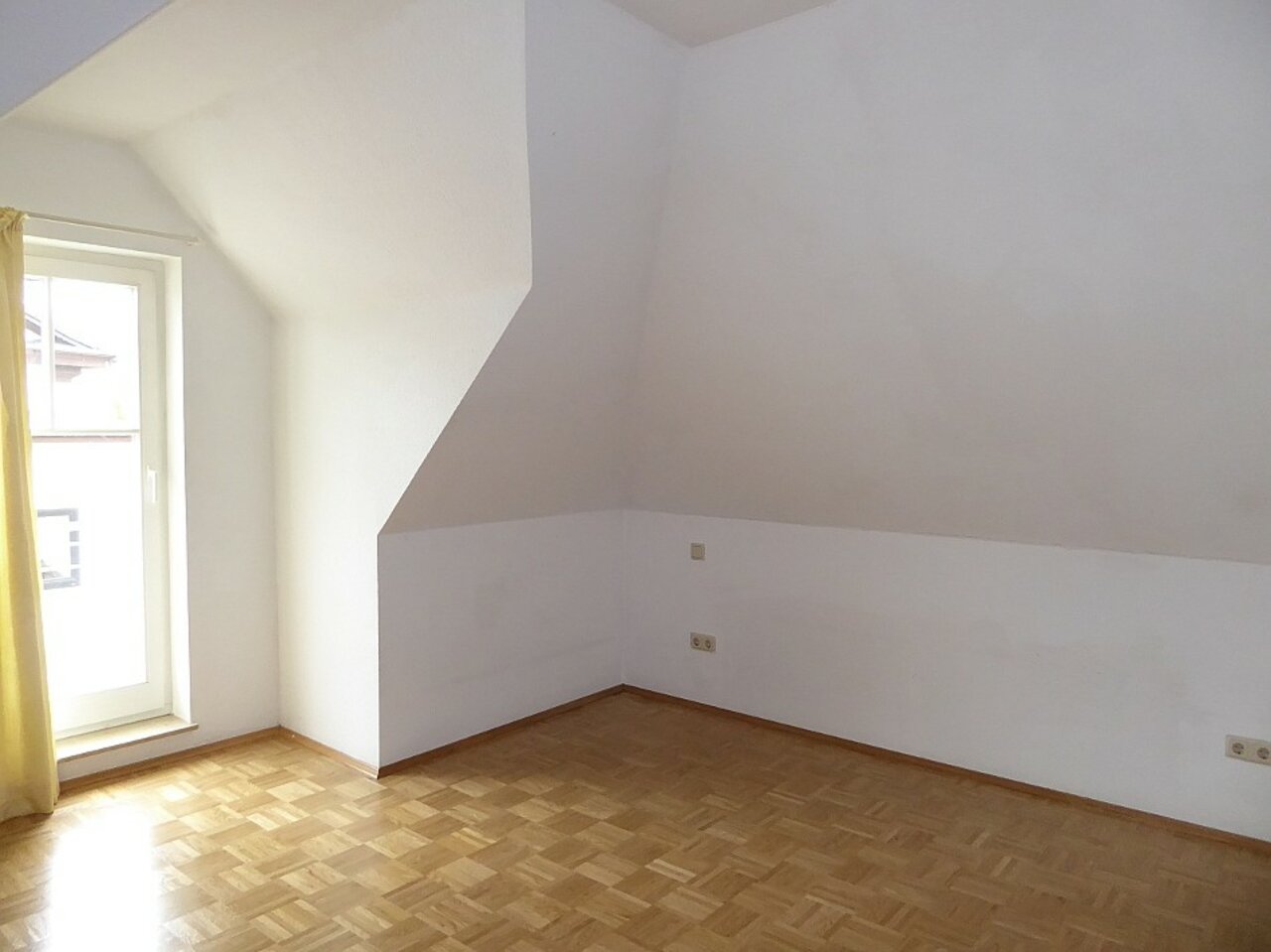 Individuelle, sonnige DG-Wohnung mit Dachterrasse und Balkone-Schlafzimmer