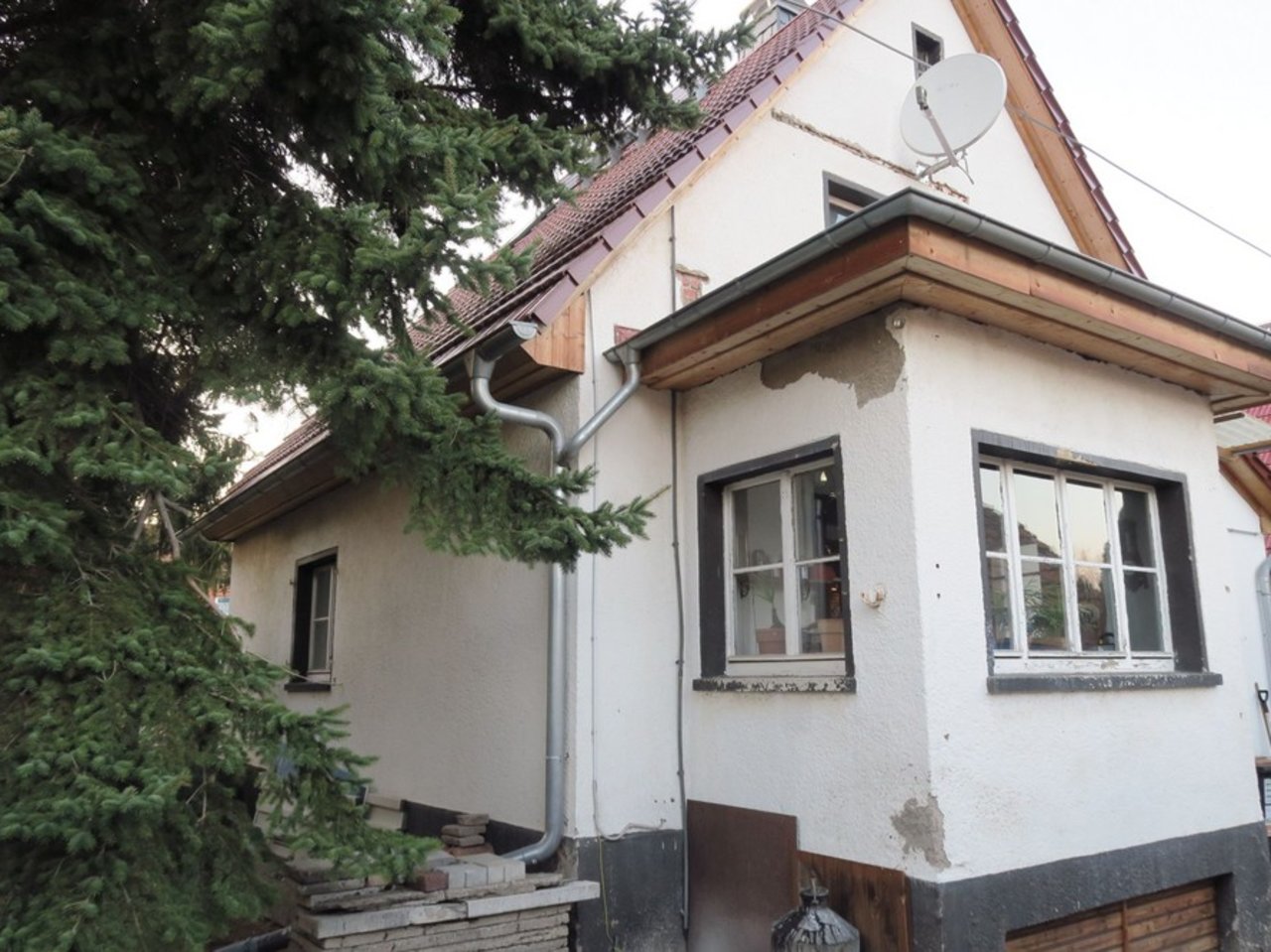 Sanierungsbedürftiges EFH mit Nebengebäuden in Erfurt-Gartenansicht Haus