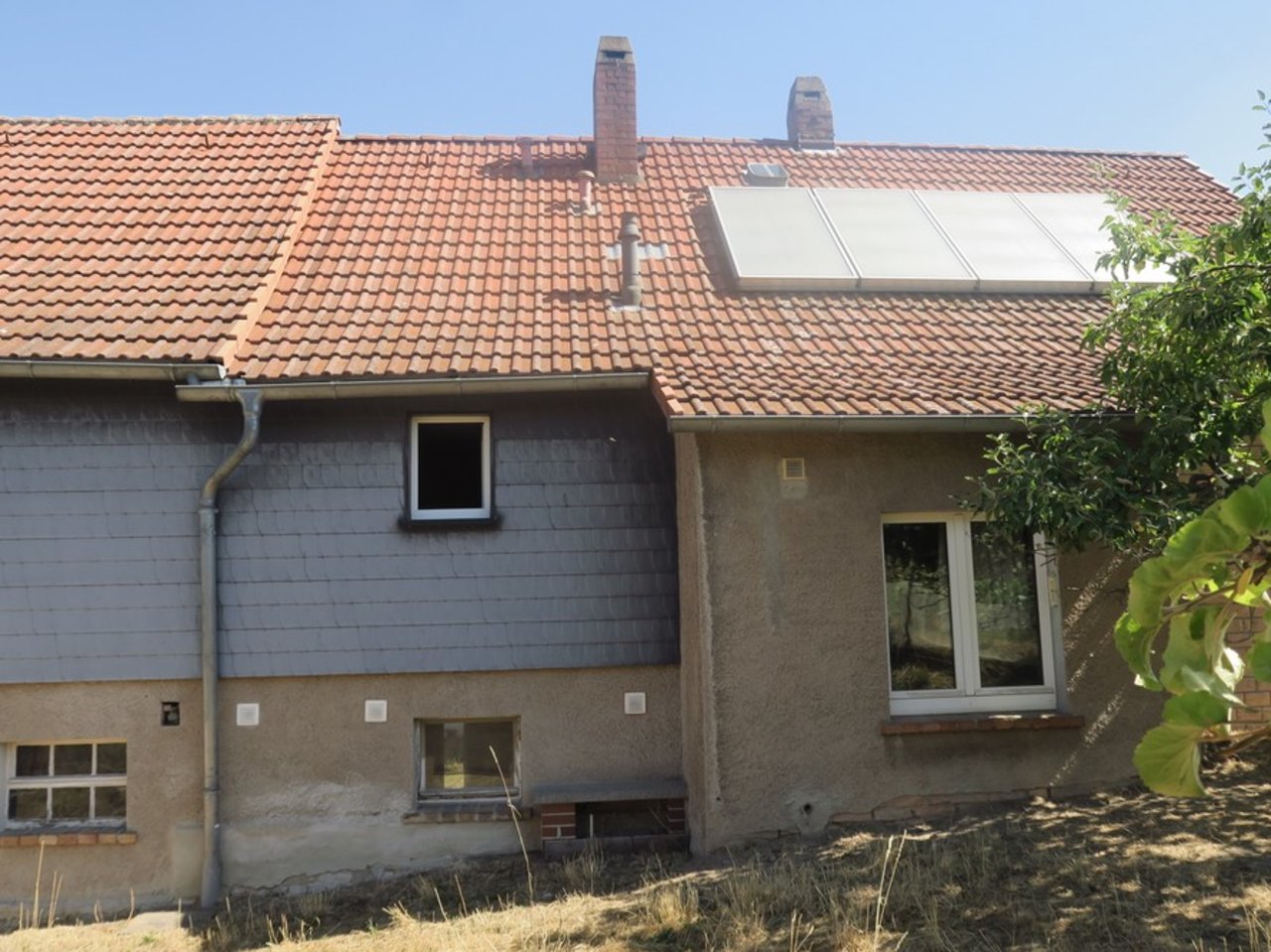 Modernisierungsbedürftiges Einfamilienhaus mit Nebengebäude in Neuroda-Rückseite Wohnhaus