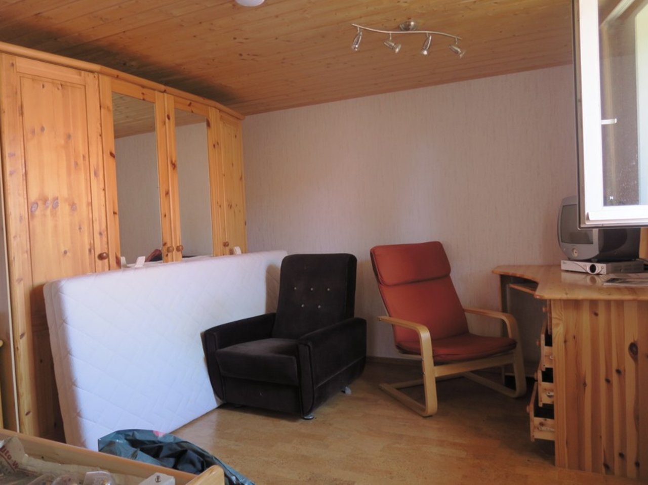 Modernisierungsbedürftiges Einfamilienhaus mit Nebengebäude in Neuroda-Zimmer