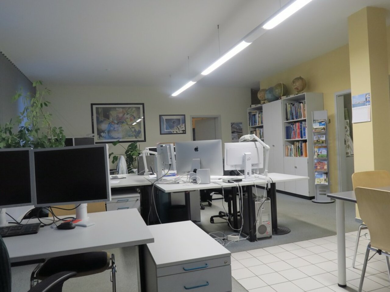Attraktives Büro in ruhiger Lage unweit des Stadtzentrums von Gotha-Großer Büroraum