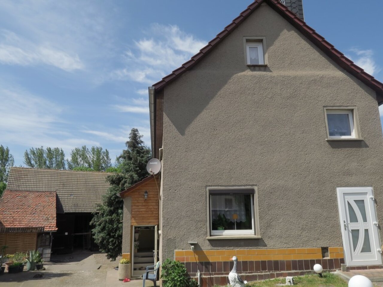 Solides Wohnhaus mit Nebengebäude und Scheune in Sülzenbrücken-Giebelansicht