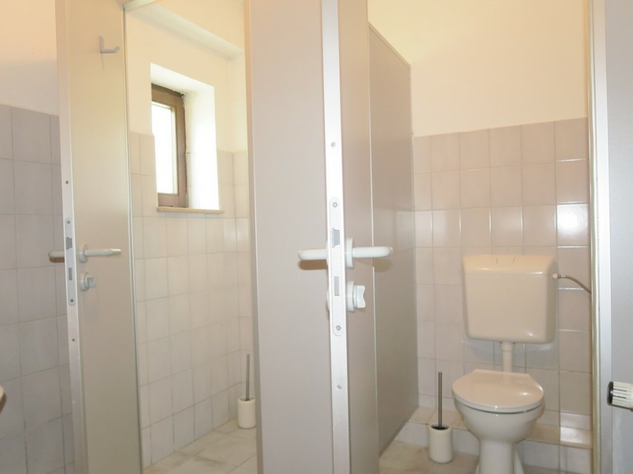 Großzügiges und solides Wohn- und Geschäftshaus in ruhiger Lage von Plaue-Toiletten im KG