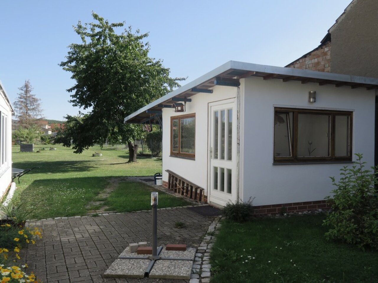Modernisierungsbedürftige DHH mit Garage und Gartenhaus-Gartenhaus