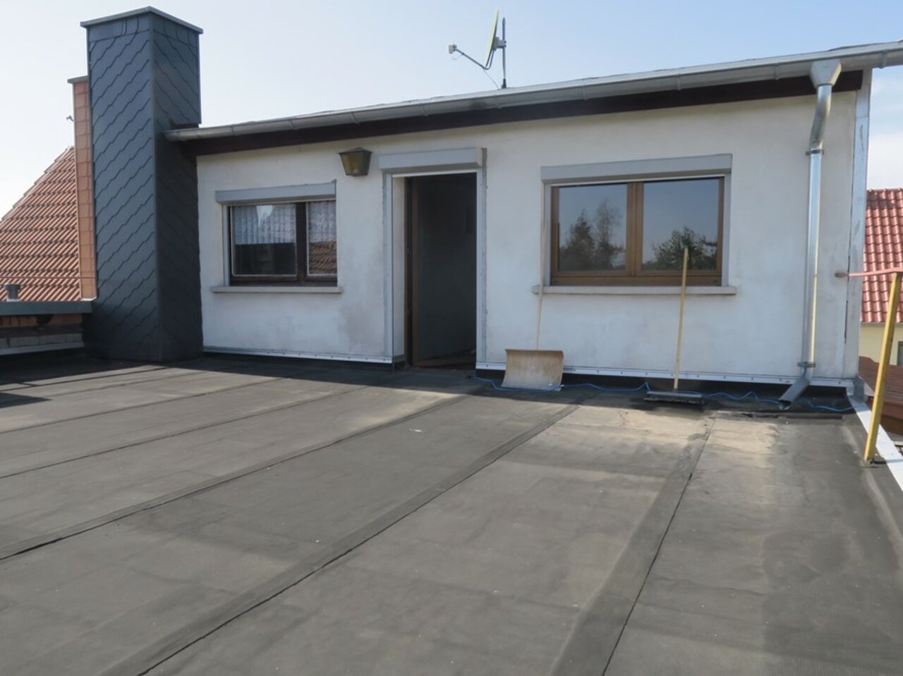 Modernisierungsbedürftige DHH mit Garage und Gartenhaus-Dachterrasse