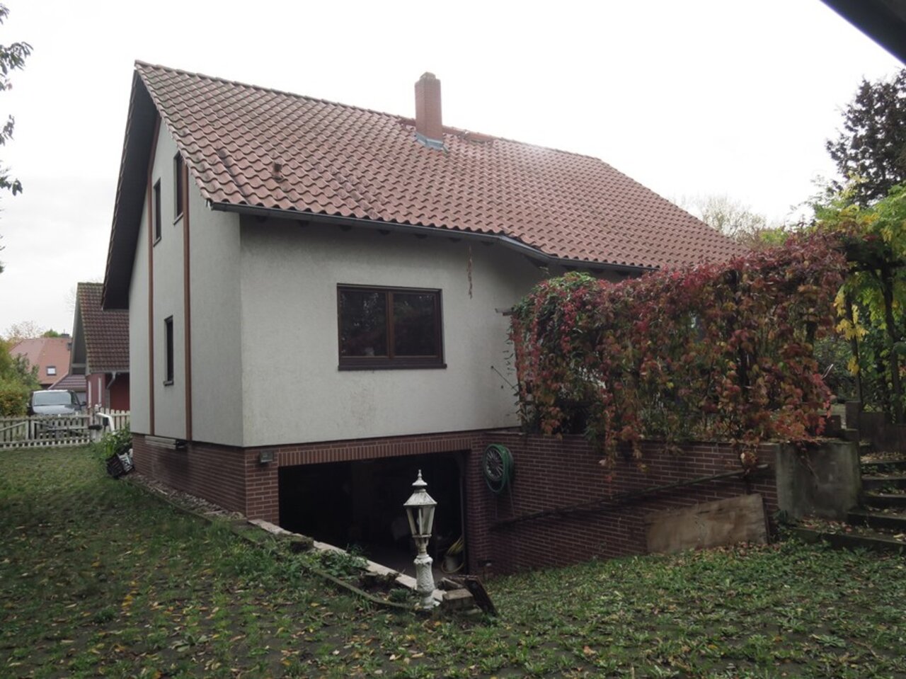 Freistehendes Einfamilienhaus in Markvippach-Gartenseite, Garageneinfahrt