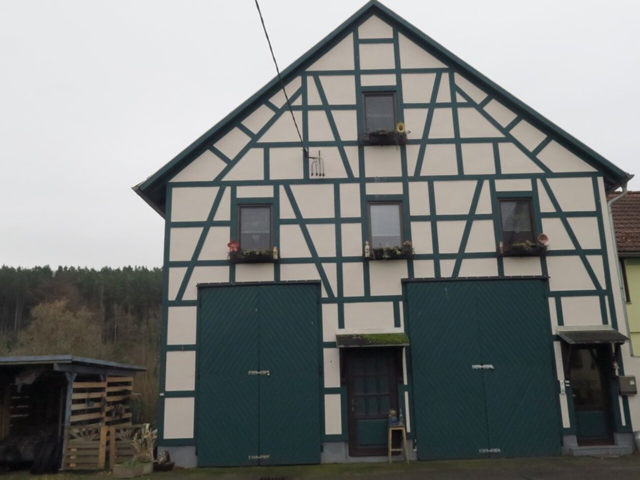 Individuelles, gepflegtes Wohnhaus in Arnstadt - OT Wipfra-Hauseingang - Giebelseite