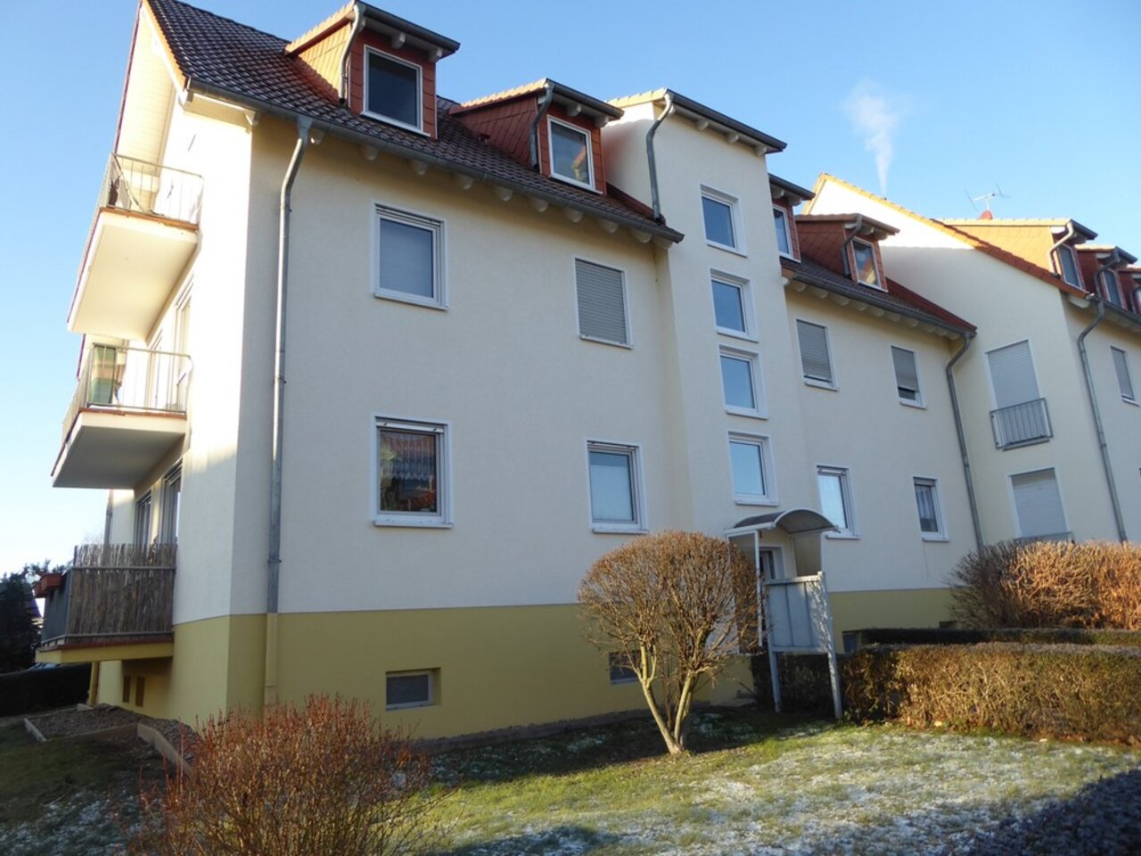 Einladende, sonnige 2-Zimmerwohnung mit Balkon in Sülzenbrücken-Hausansicht