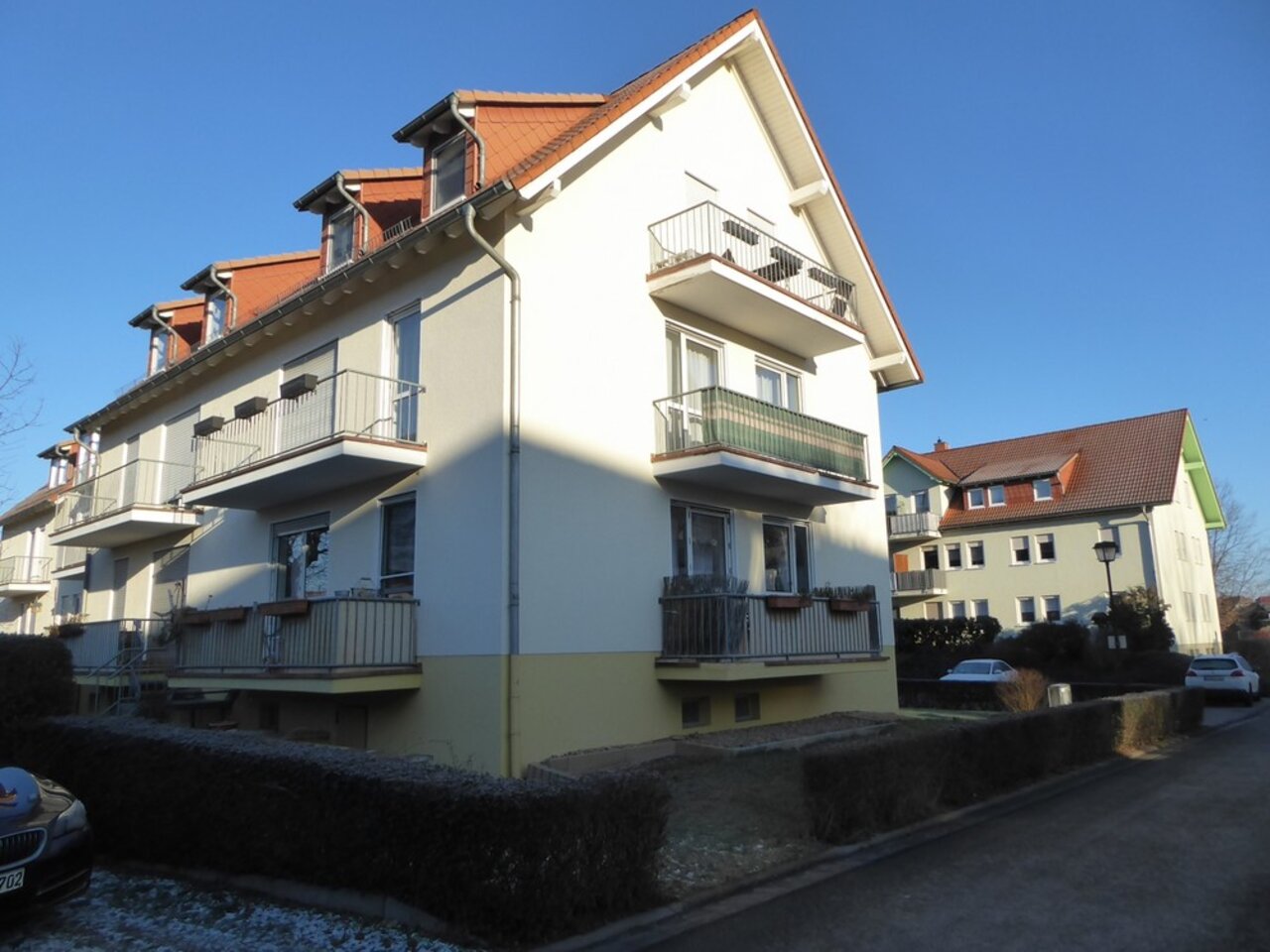 Einladende, sonnige 2-Zimmerwohnung mit Balkon in Sülzenbrücken-Hausansicht Balkonseite