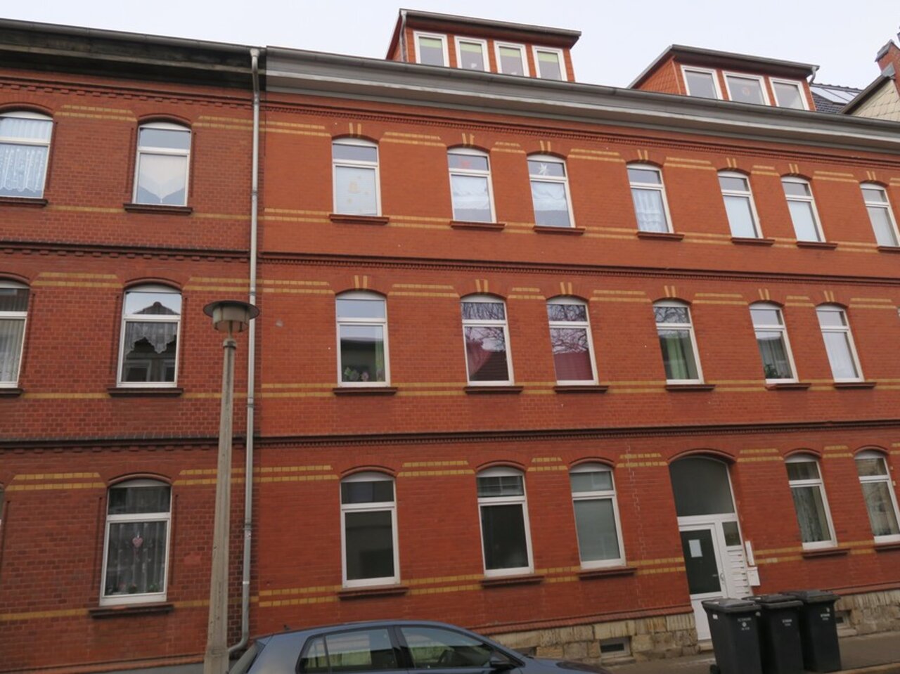 Einladende, komplett modernisierte 2-Zimmerwohnung in Arnstadt-Hausansicht