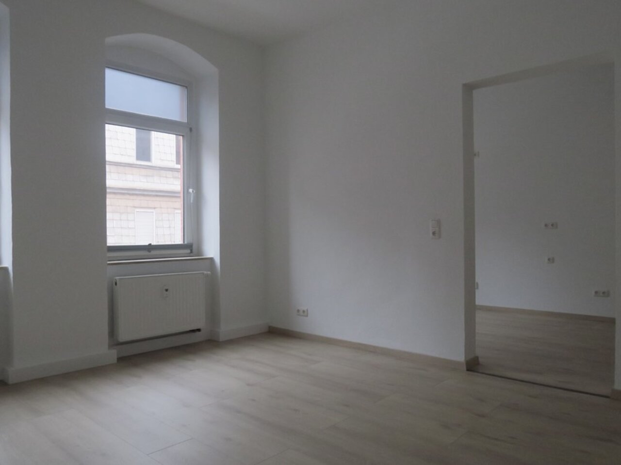 Einladende, komplett modernisierte 2-Zimmerwohnung in Arnstadt-Wohnzimmer - Küche