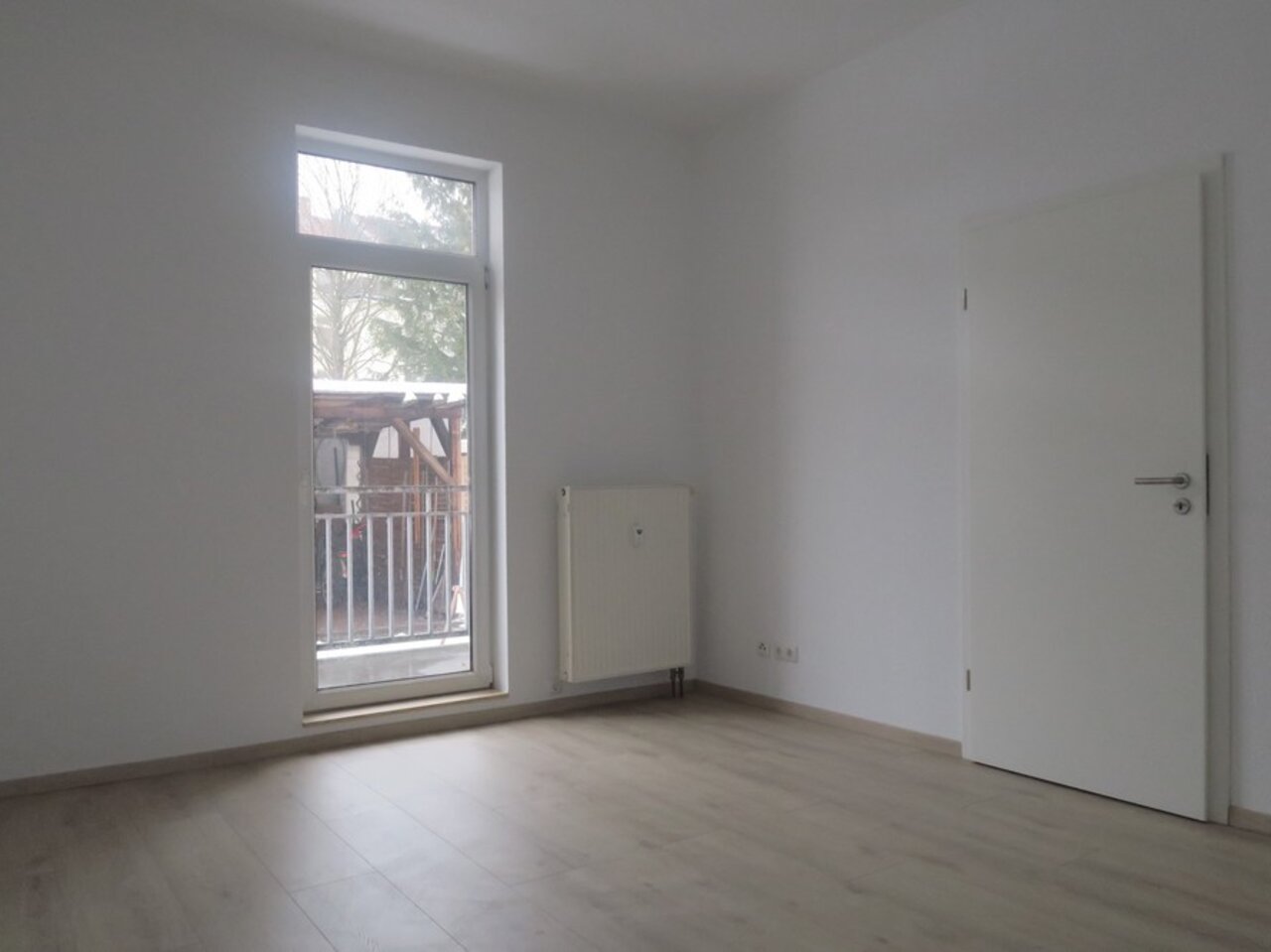 Einladende, komplett modernisierte 2-Zimmerwohnung in Arnstadt-Schlafzimmer mit Balkon