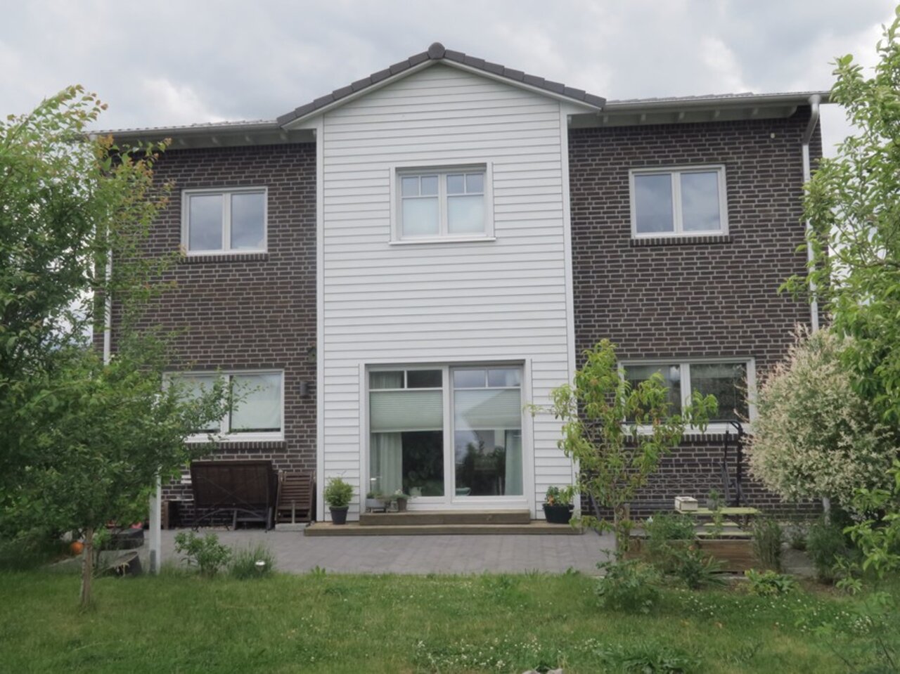 Modernes, familienfreundliches Einfamilienhaus am westlichen Stadtrand von Arnstadt-Gartenansicht