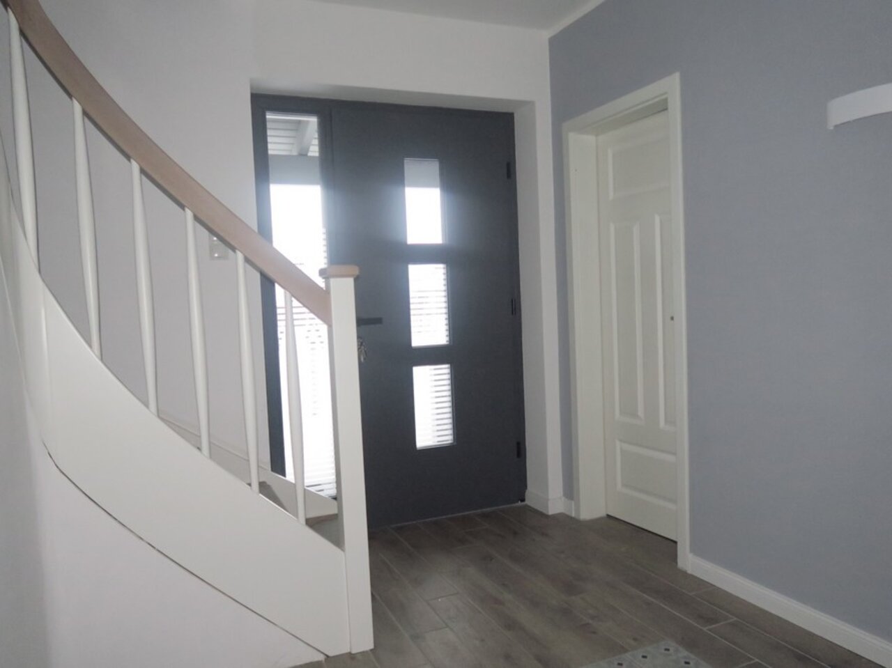 Modernes, familienfreundliches Einfamilienhaus am westlichen Stadtrand von Arnstadt-Hauseingang, Diele im EG