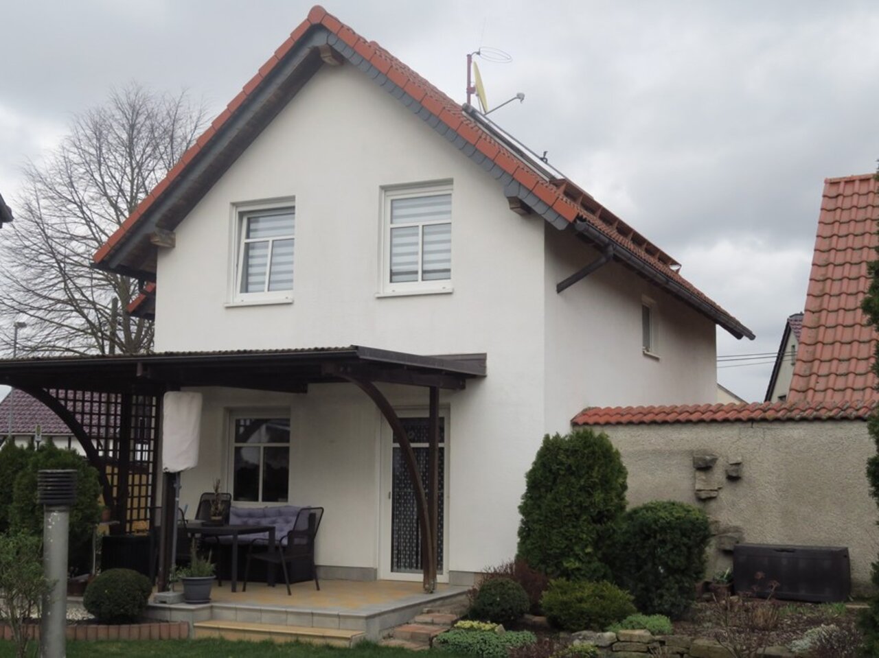 Individuelles Einfamilienhaus in Witzleben-Hausansicht mit Terrasse