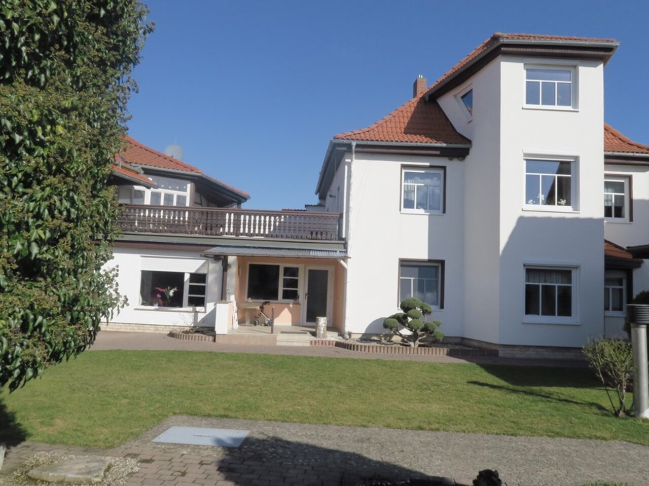 Individuelles Wohnhaus mit Einliegerwohnung und großer Scheune in Witzleben-Hausansicht Gartenseite