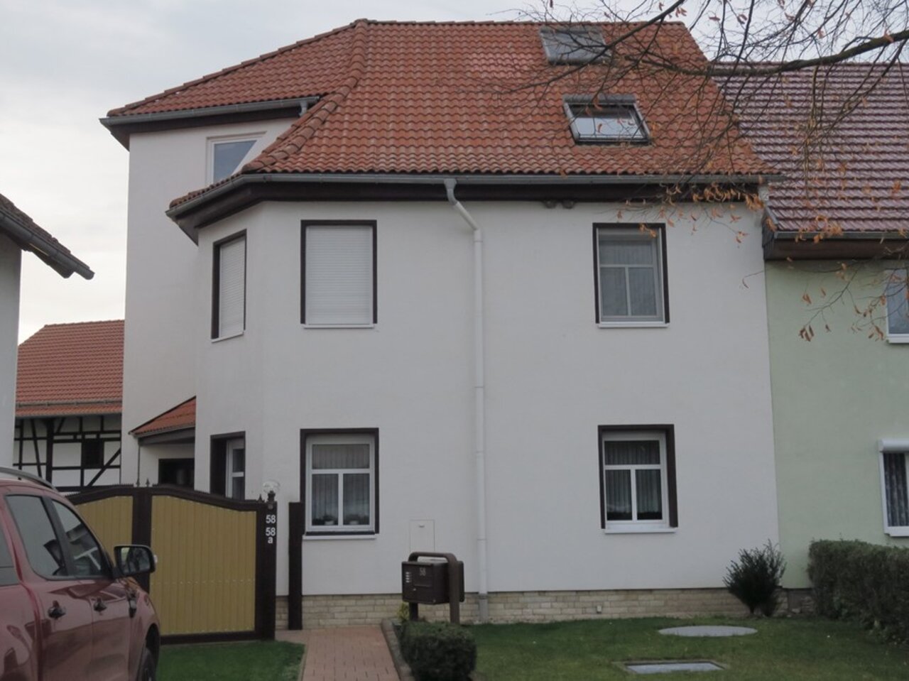 Individuelles Wohnhaus mit Einliegerwohnung und großer Scheune in Witzleben-Straßenansicht Haus