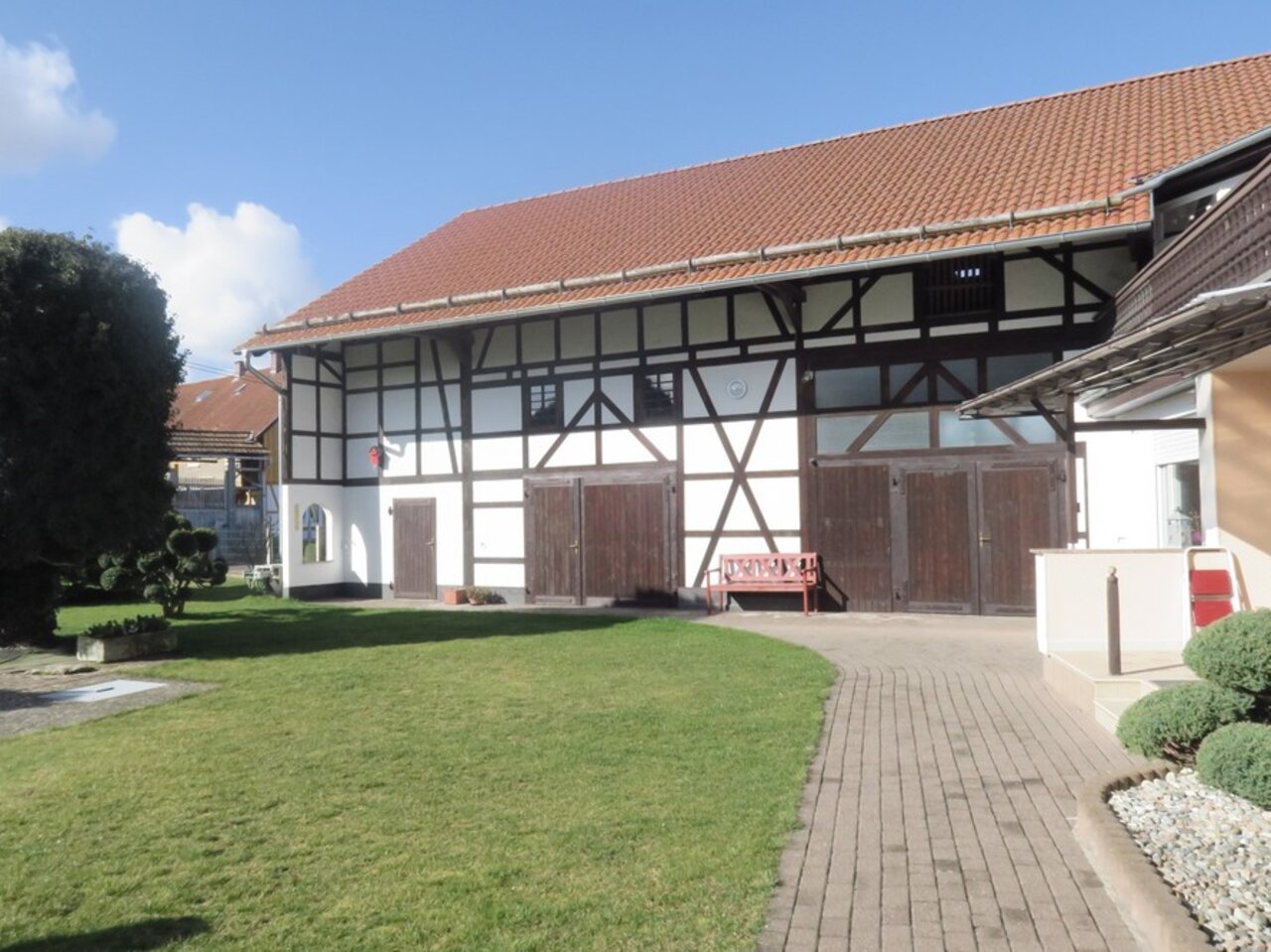 Individuelles Wohnhaus mit Einliegerwohnung und großer Scheune in Witzleben-Scheune, Garten