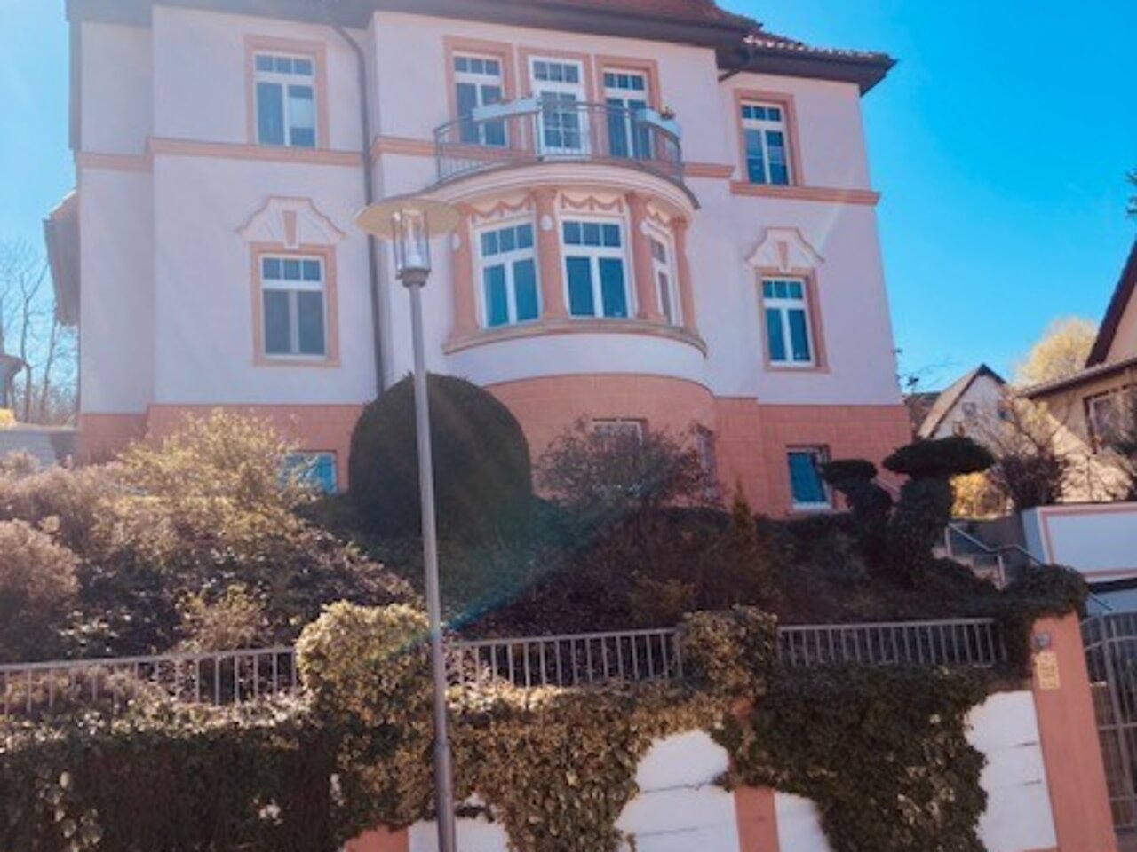 Attraktive 4-Zimmerwohung in beliebter Wohnlage von Arnstadt-Villa - Straßenansicht