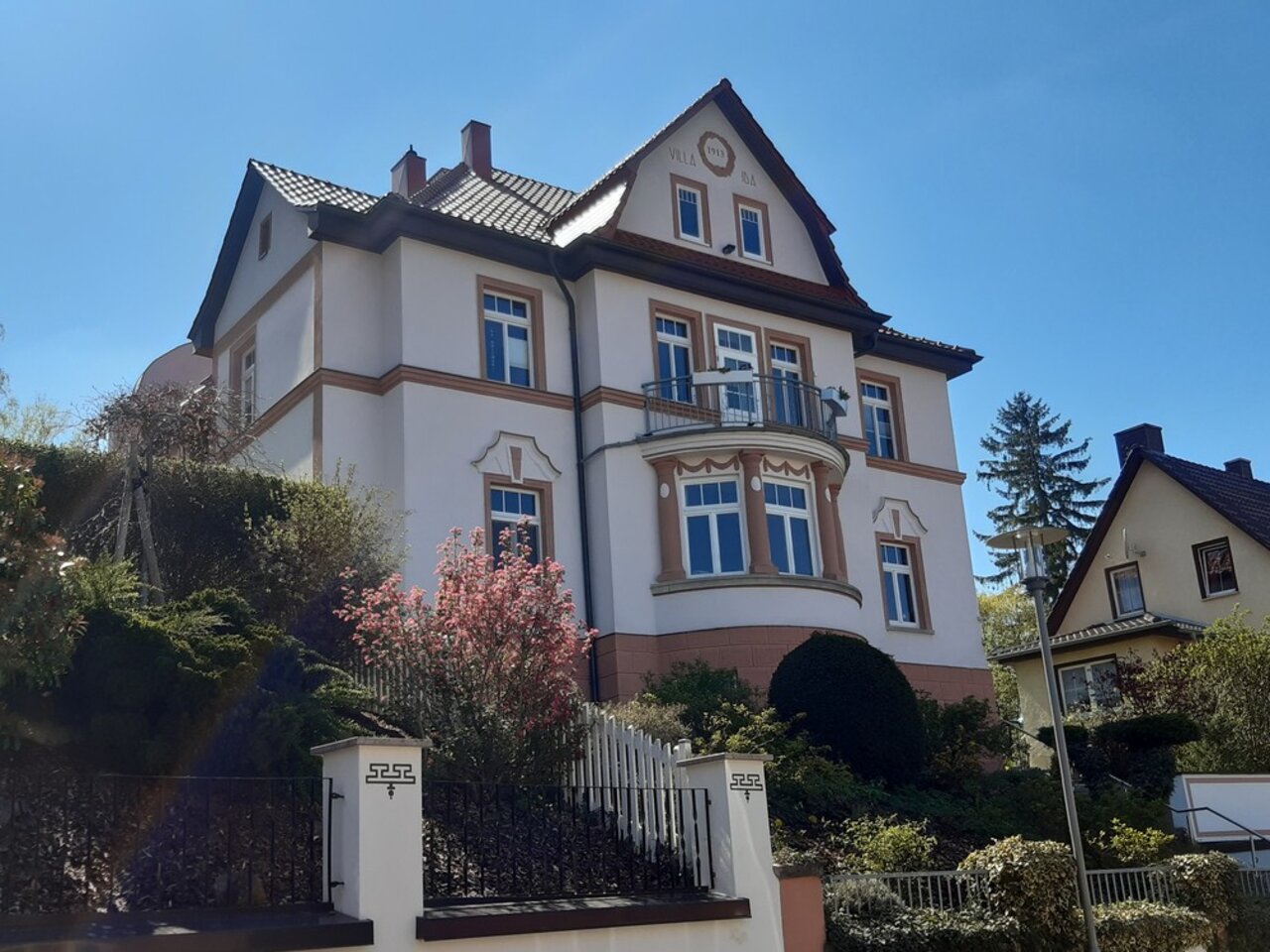 Attraktive 4-Zimmerwohung in beliebter Wohnlage von Arnstadt-Straßenansicht