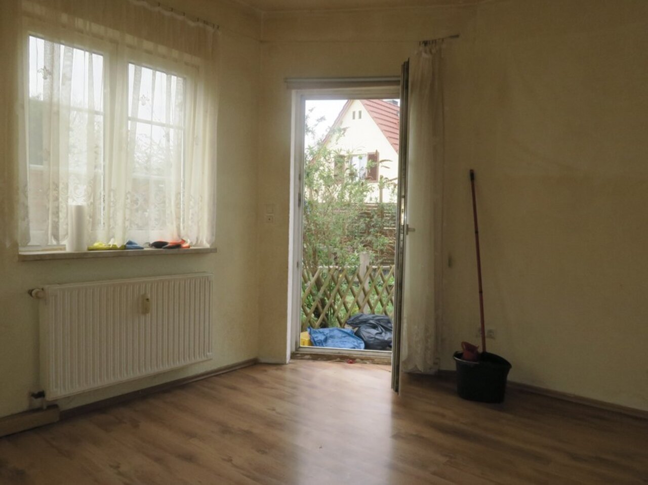 Familienfreundliche Doppelhaushälfte in Arnstadt-Wohnen - Zugang zum Garten