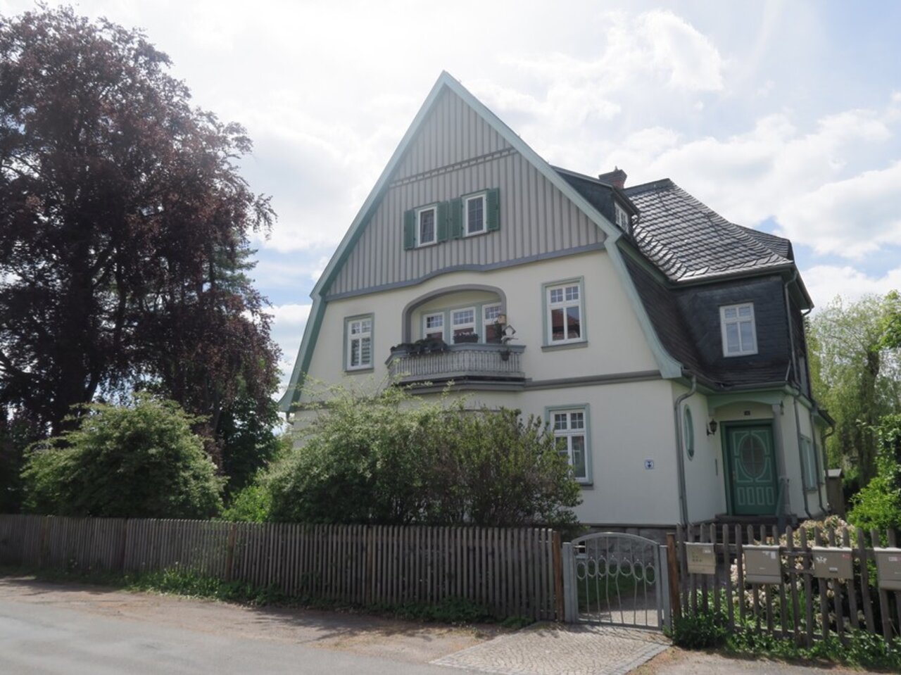 Attraktive, gepflegte Villa auf parkähnlichem Grundstück in Gehren-Hauseingangsseite