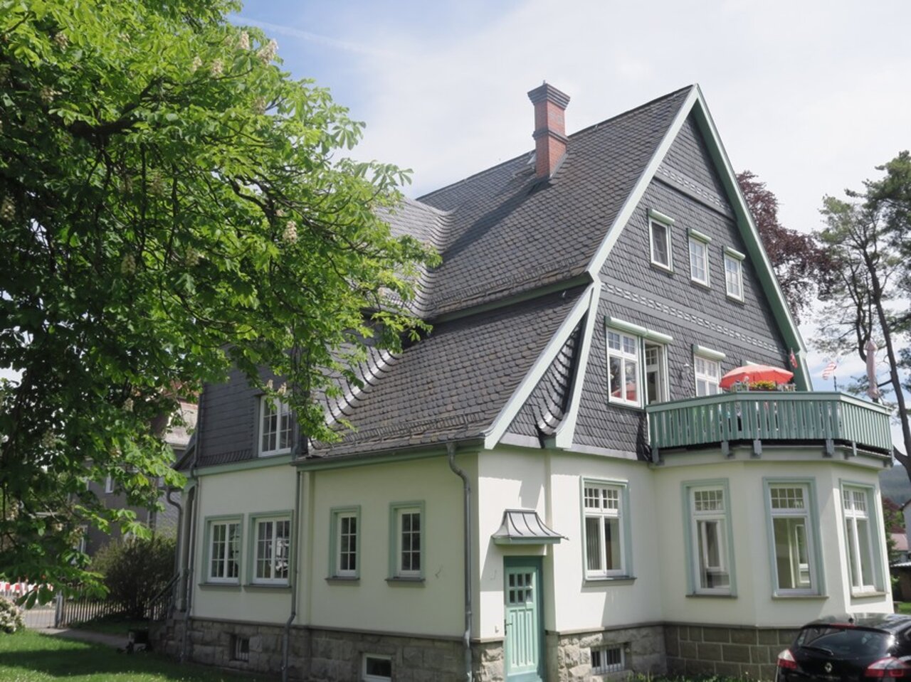 Attraktive, gepflegte Villa auf parkähnlichem Grundstück in Gehren-Ansicht Südseite