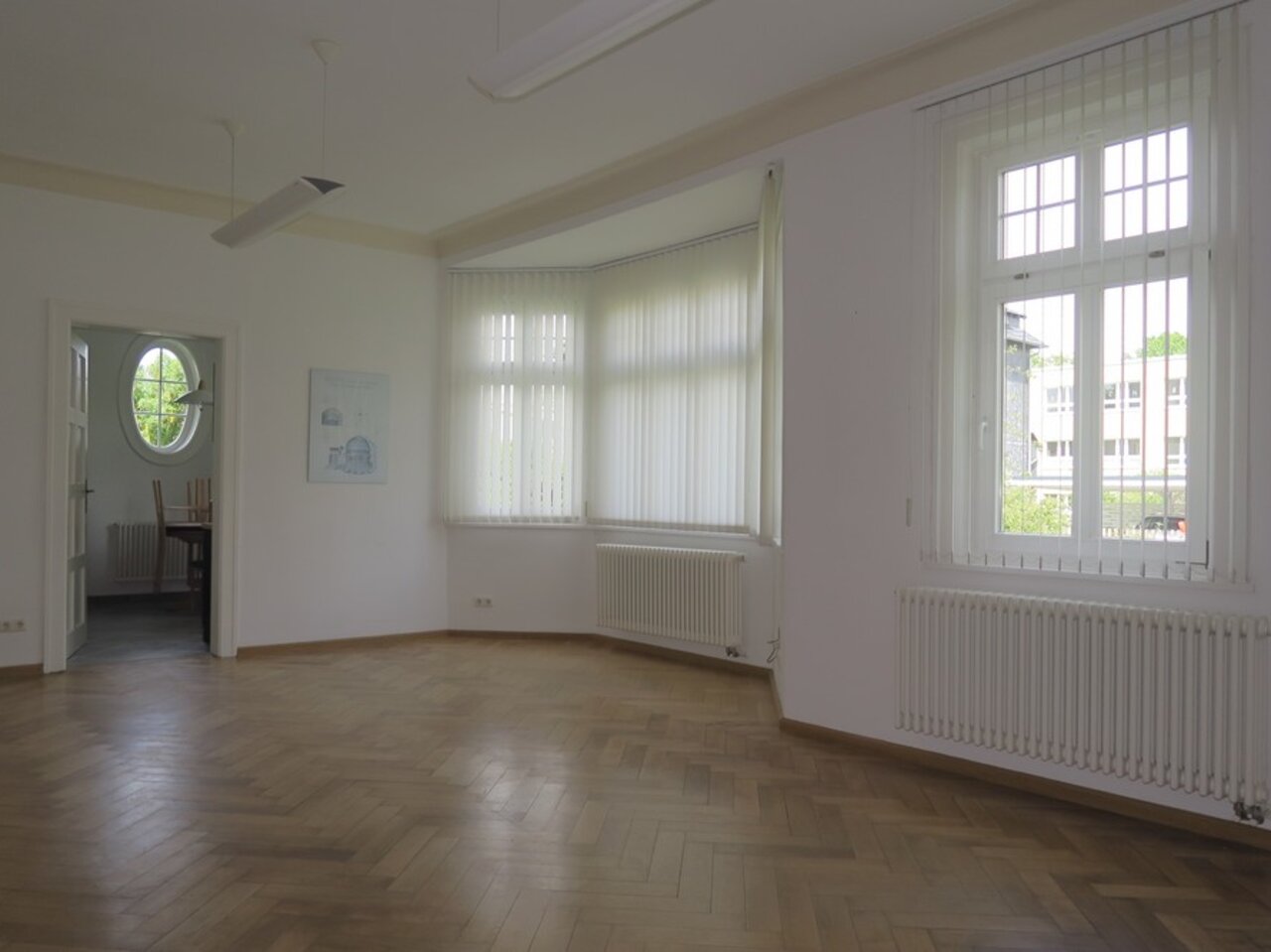 Attraktive, gepflegte Villa auf parkähnlichem Grundstück in Gehren-Büroraum EG