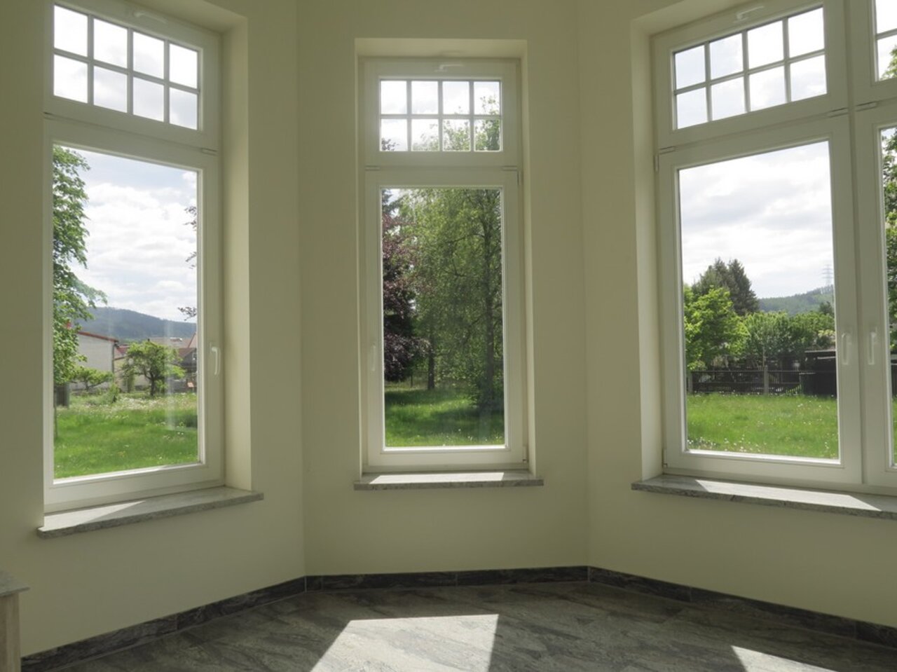 Attraktive, gepflegte Villa auf parkähnlichem Grundstück in Gehren-Wintergarten EG