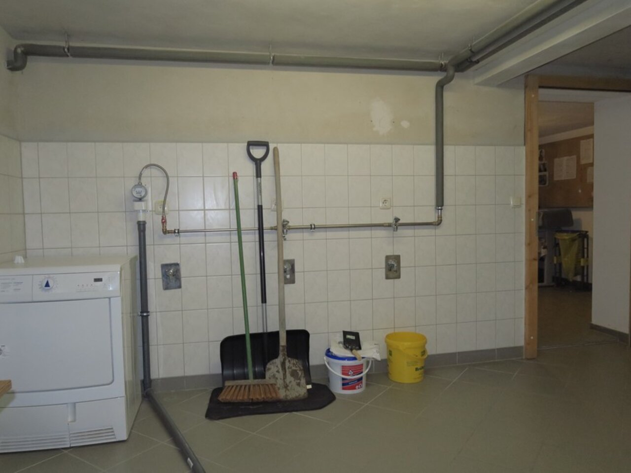 Attraktive, gepflegte Villa auf parkähnlichem Grundstück in Gehren-Waschraum im KG