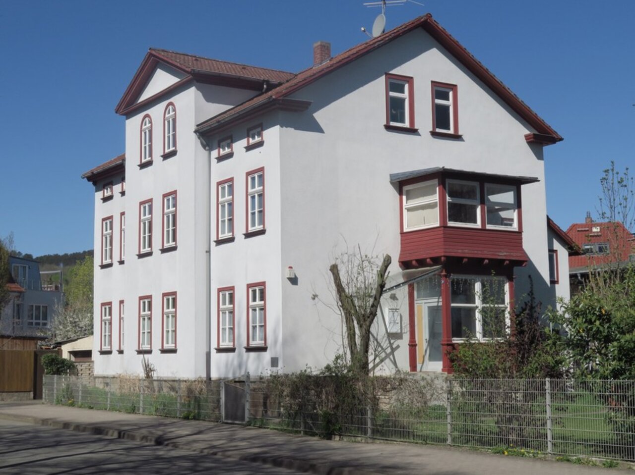 Zweifamilienhaus mit Nebengebäude und großem Garten in Arnstadt-Hausansicht