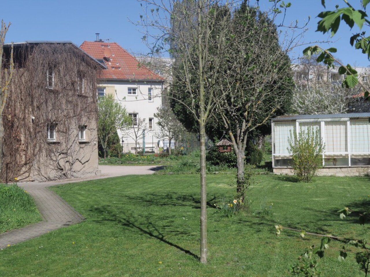 Zweifamilienhaus mit Nebengebäude und großem Garten in Arnstadt-Garten