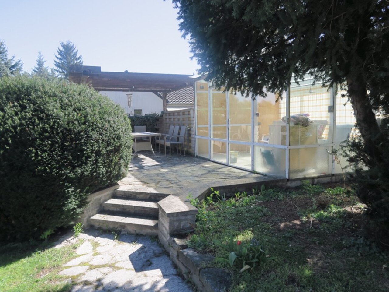 Zweifamilienhaus mit Nebengebäude und großem Garten in Arnstadt-Pavillon
