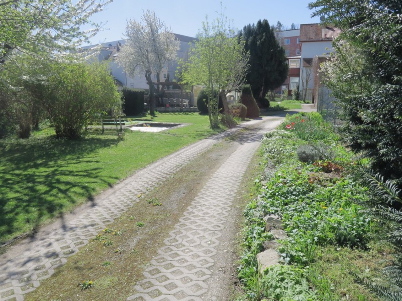 Zweifamilienhaus mit Nebengebäude und großem Garten in Arnstadt-Zufahrt