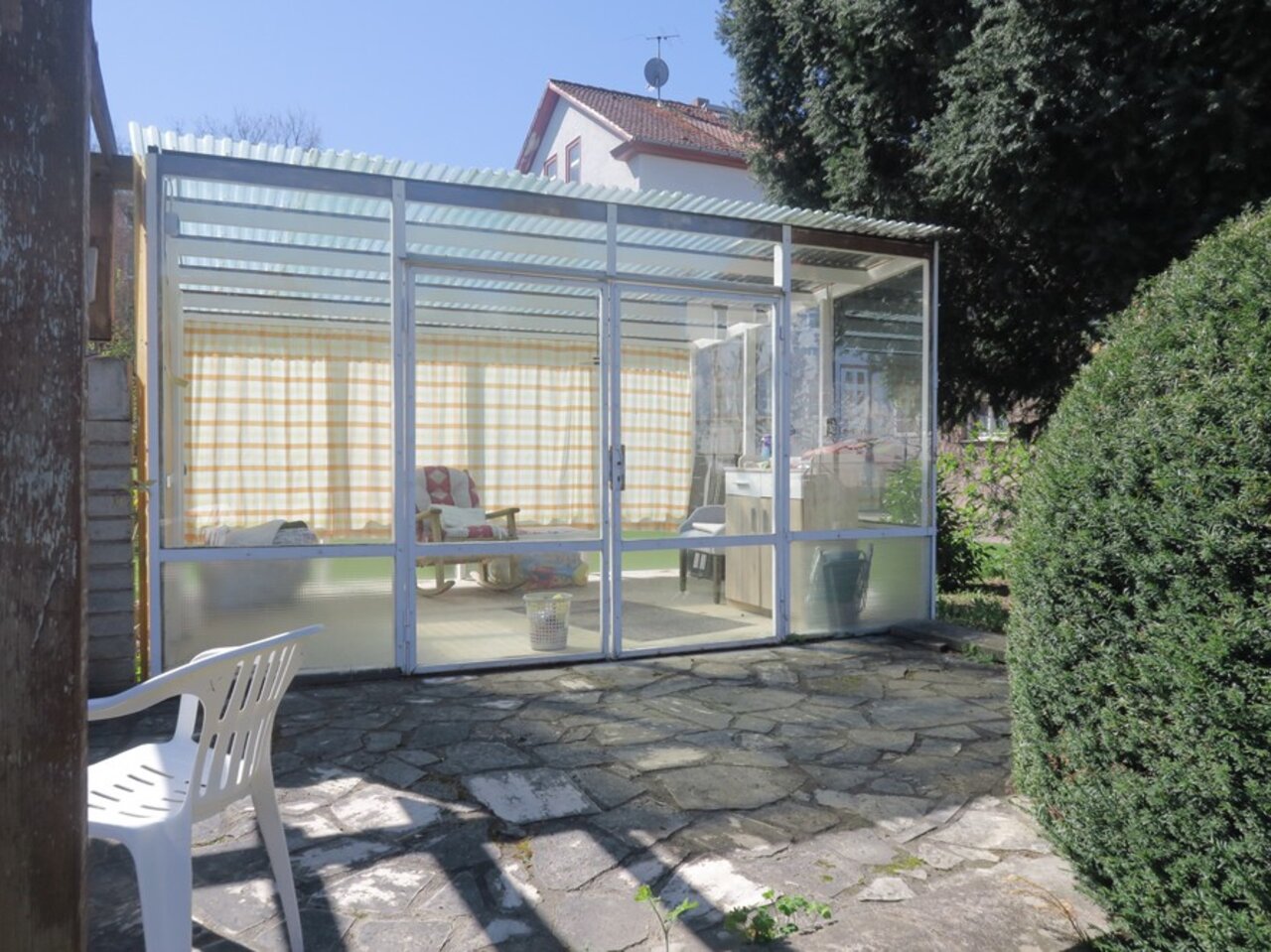 Familienfreundliche 5-Zimmer-Eigentumswohnung mit Gartennutzung und Nebengelass-Pavillion mit Terrasse