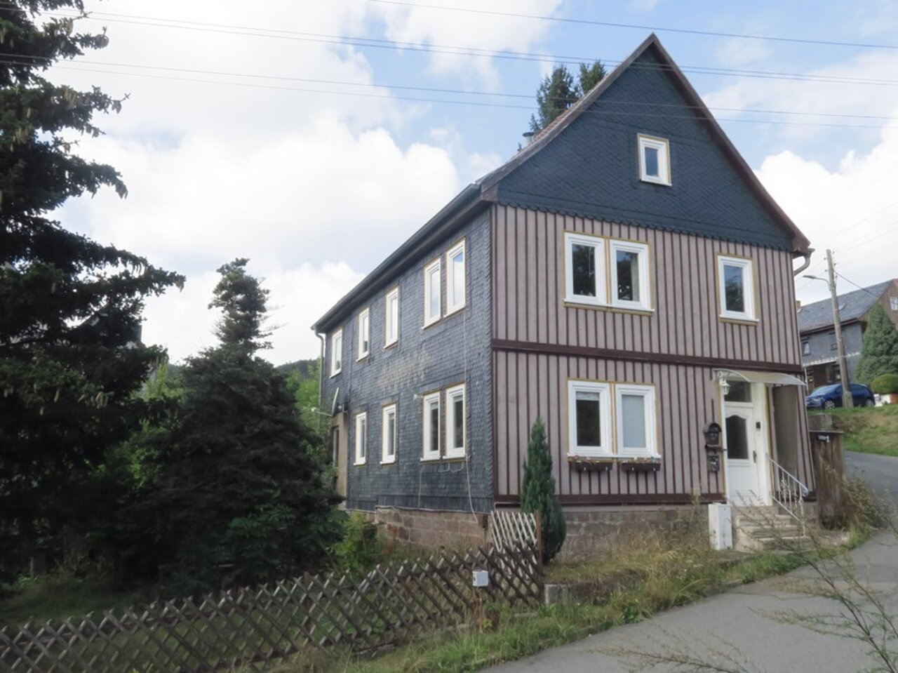 Sanierungsbedürftiges Wohnhaus mit Gestaltungspotential in Frankenhain-Straßenansicht