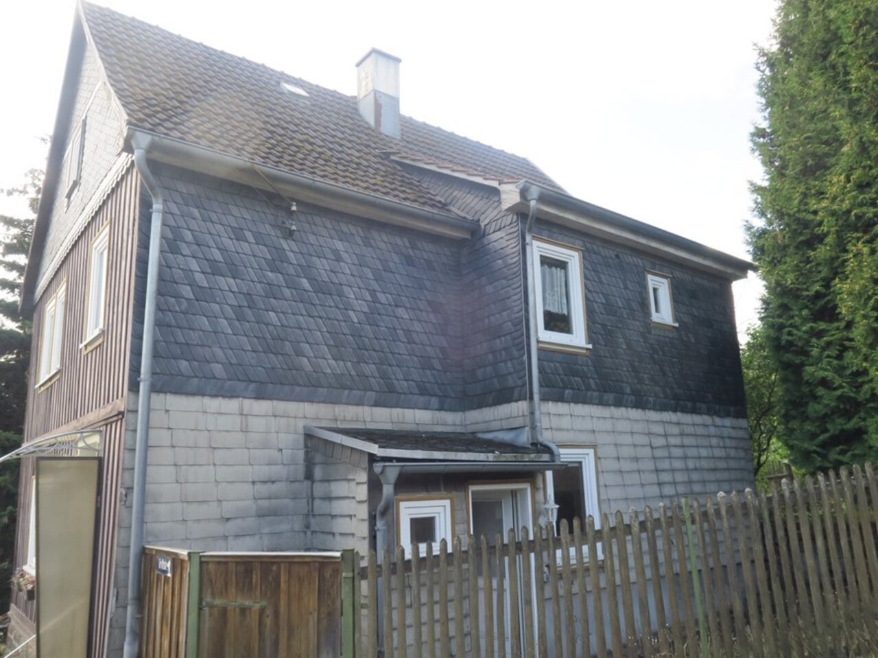 Sanierungsbedürftiges Wohnhaus mit Gestaltungspotential in Frankenhain-Seitenansicht Haus