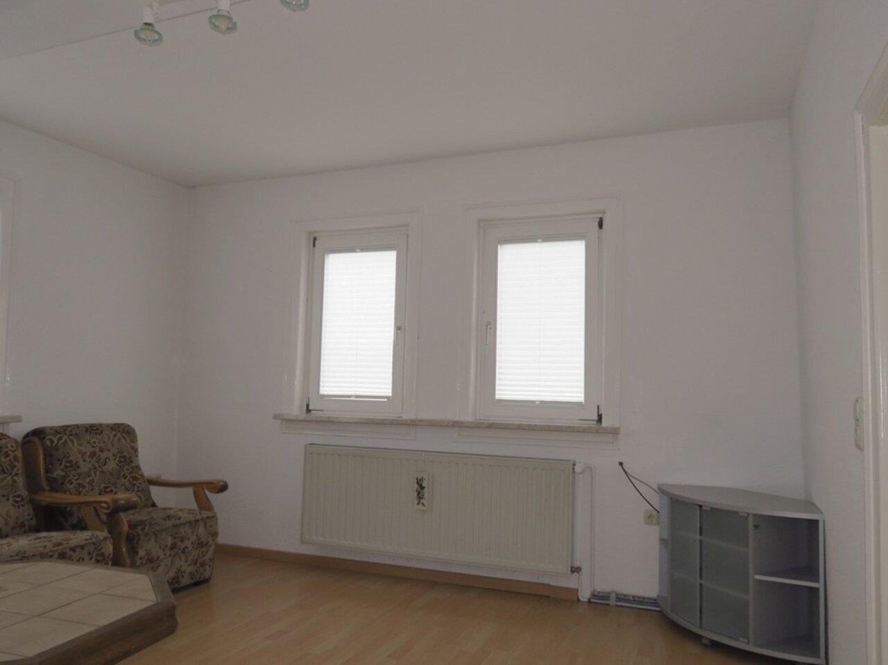 Sanierungsbedürftiges Wohnhaus mit Gestaltungspotential in Frankenhain-Wohnzimmer im EG