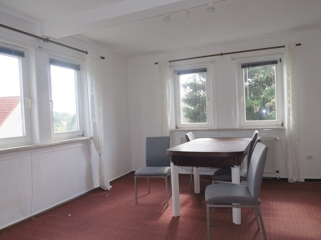 Sanierungsbedürftiges Wohnhaus mit Gestaltungspotential in Frankenhain-Wohnzimmer im OG