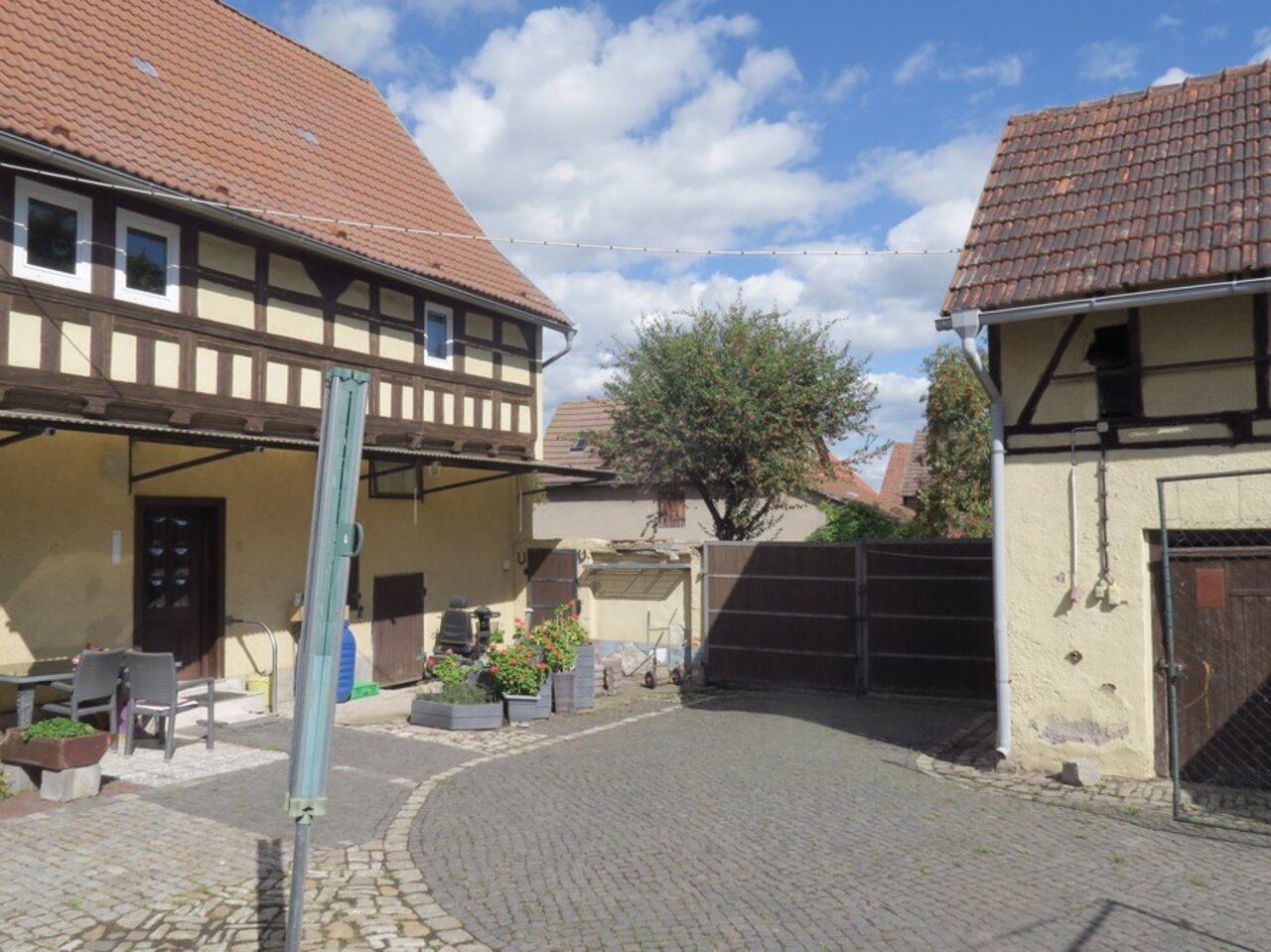 Interessanter Vierseitenhof mit Gestaltungspotential in Rehestädt-Einfahrt zum Grundstück