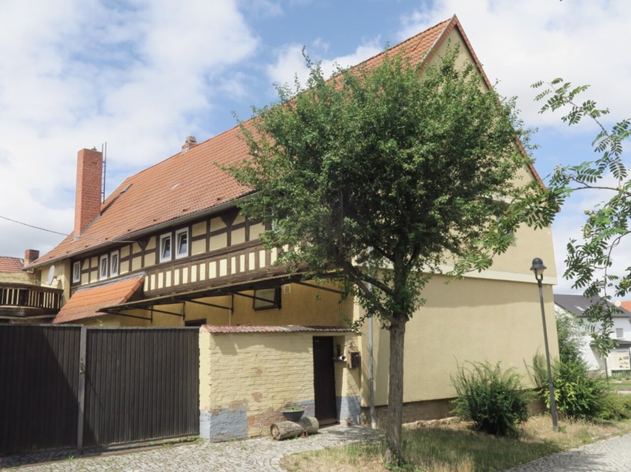 Interessanter Vierseitenhof mit Gestaltungspotential in Rehestädt-Einfahrt zum Grundstück